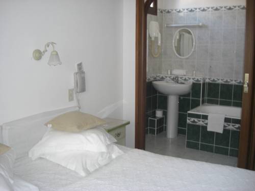 Imagen de la habitación del Hotel La Marjolaine, Antibes. Foto 16