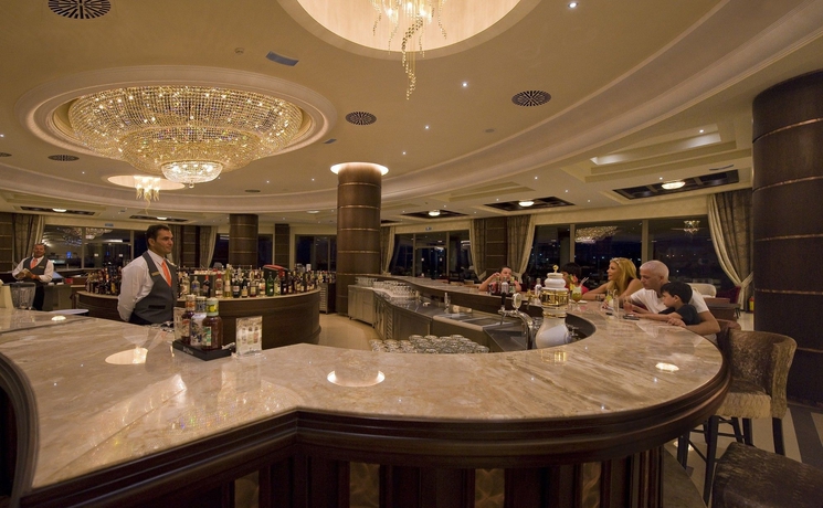 Imagen del bar/restaurante del Hotel La Marquise Luxury Resort Complex. Foto 5