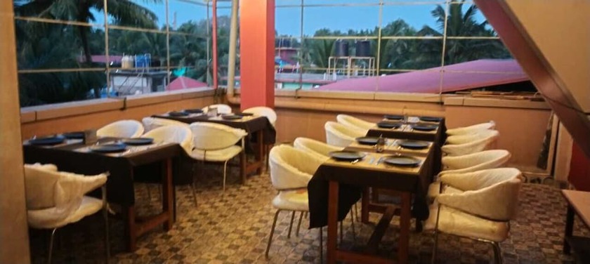 Imagen del bar/restaurante del Hotel La Mer Beach Resorts. Foto 8