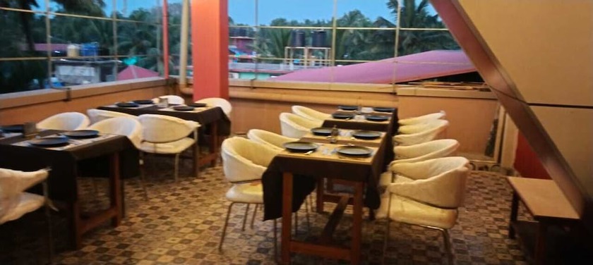 Imagen del bar/restaurante del Hotel La Mer Beach Resorts. Foto 9