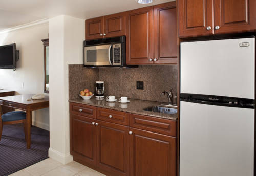 Imagen de la habitación del Hotel La Mer Beachfront Resort. Foto 2