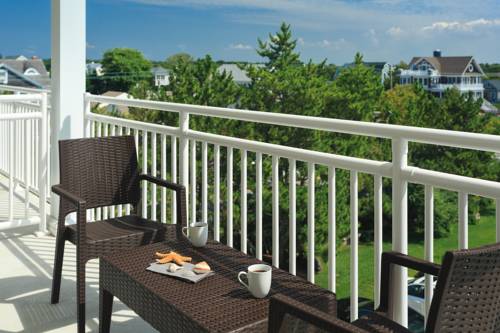 Imagen de la habitación del Hotel La Mer Beachfront Resort. Foto 8