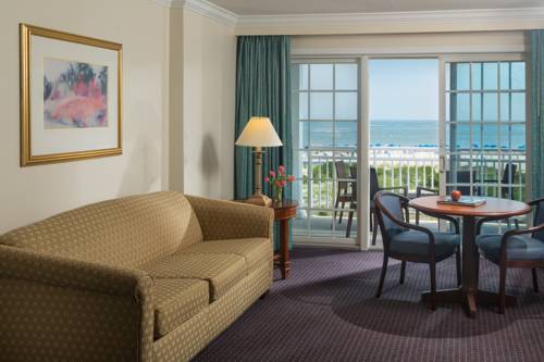 Imagen de la habitación del Hotel La Mer Beachfront Resort. Foto 10