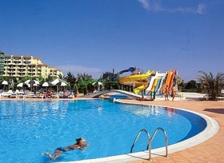 Imagen de la piscina del Hotel La Mer Delta Alara. Foto 4