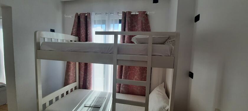 Imagen general del Hotel La Mer, Gjasht&euml;. Foto 3
