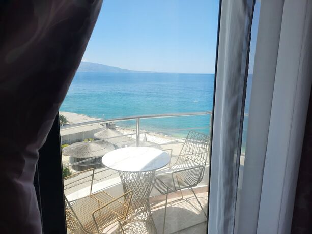 Imagen general del Hotel La Mer, Gjasht&euml;. Foto 4