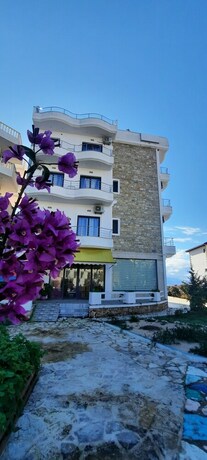 Imagen general del Hotel La Mer, Gjasht&euml;. Foto 6