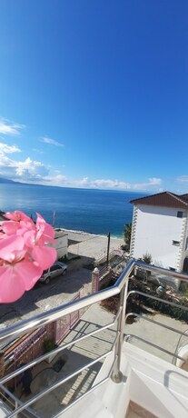 Imagen general del Hotel La Mer, Gjasht&euml;. Foto 8