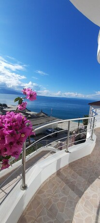 Imagen general del Hotel La Mer, Gjasht&euml;. Foto 10