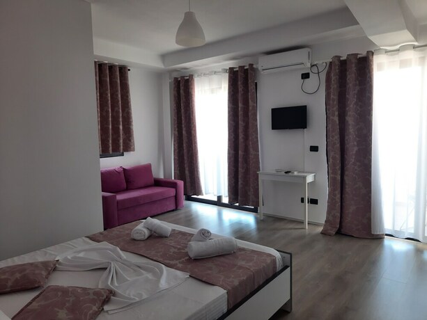 Imagen general del Hotel La Mer, Gjasht&euml;. Foto 11