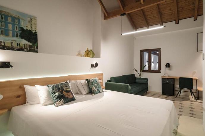 Imagen de la habitación del Hotel La Moderna Suites. Foto 2