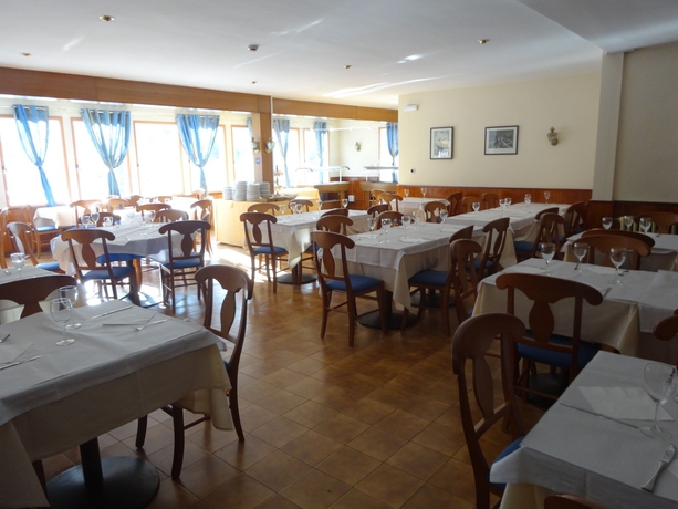 Imagen del bar/restaurante del Hotel La Mola. Foto 2