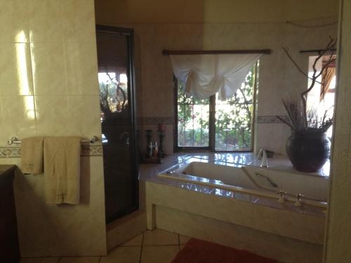 Imagen de la habitación del Hotel La Montagne Guest Lodge, Hastbeespoort. Foto 10