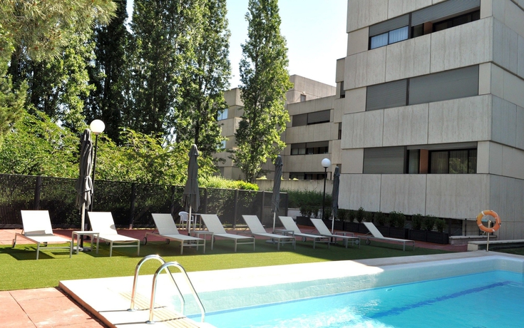 Imagen de la piscina del Hotel La Moraleja. Foto 15
