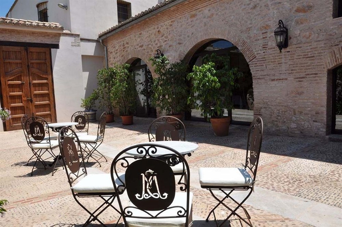 Imagen de los exteriores del Hotel La Mozaira. Foto 7