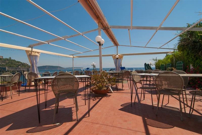 Imagen de los exteriores del Hotel La Ninfea. Foto 14