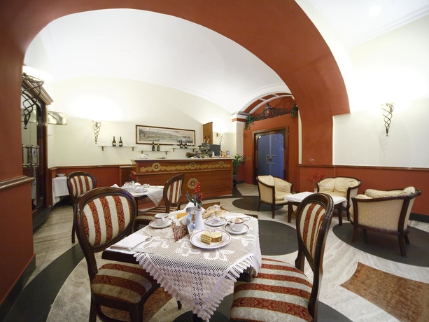 Imagen del bar/restaurante del Hotel La Pace, Nápoles. Foto 1