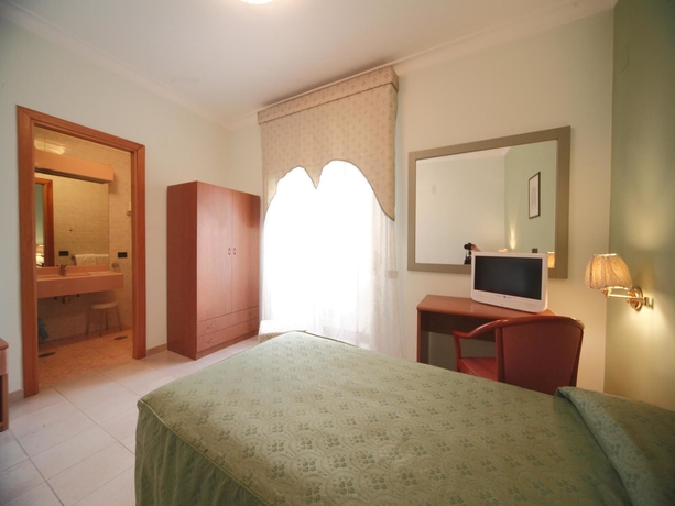 Imagen de la habitación del Hotel La Pace, Nápoles. Foto 4