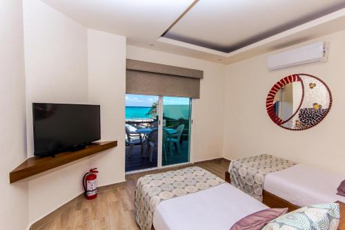 Imagen de la habitación del Hotel La Palma Beachfront and Club Nautico. Foto 4