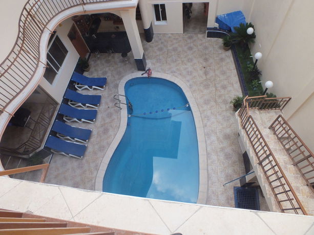 Imagen de la piscina del Hotel La P&eacute;pini&egrave;re. Foto 11