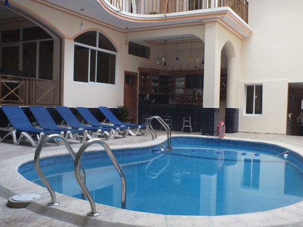 Imagen de la piscina del Hotel La P&eacute;pini&egrave;re. Foto 12