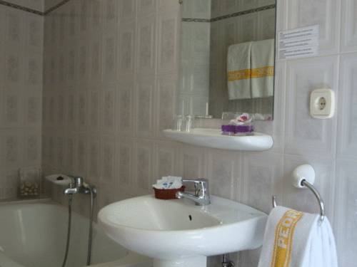 Imagen de la habitación del Hotel La Pedrera. Foto 5