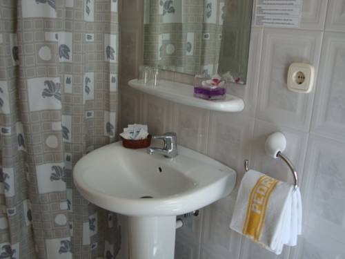 Imagen de la habitación del Hotel La Pedrera. Foto 10