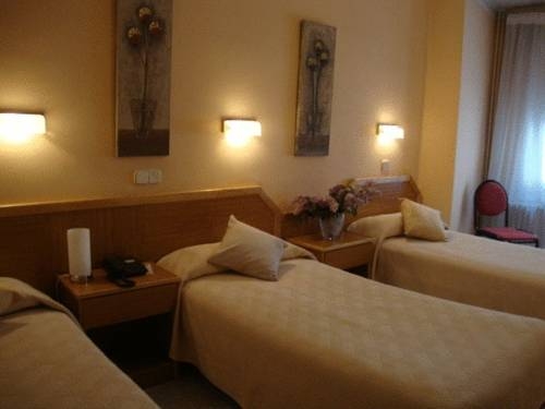 Imagen de la habitación del Hotel La Pedrera. Foto 11