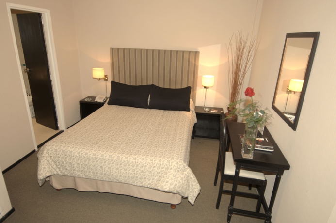 Imagen de la habitación del Hotel La Perla, Buenos Aires. Foto 5