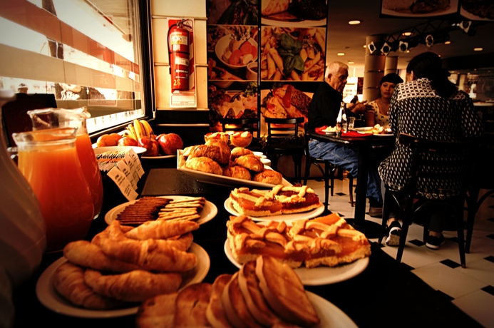Imagen del bar/restaurante del Hotel La Perla, Buenos Aires. Foto 2