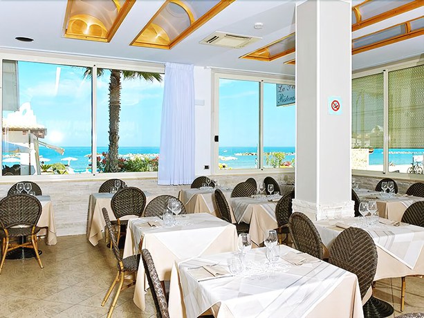 Imagen del bar/restaurante del Hotel La Perla, Cupra Marittima. Foto 3