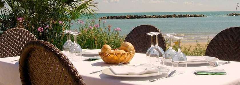 Imagen del bar/restaurante del Hotel La Perla, Cupra Marittima. Foto 4