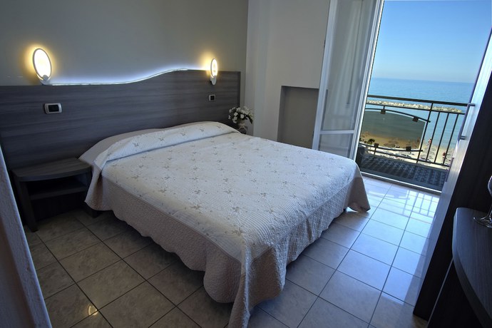 Imagen de la habitación del Hotel La Perla, Cupra Marittima. Foto 8
