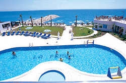 Imagen de la piscina del Hotel La Perla Resort & Hotel. Foto 6
