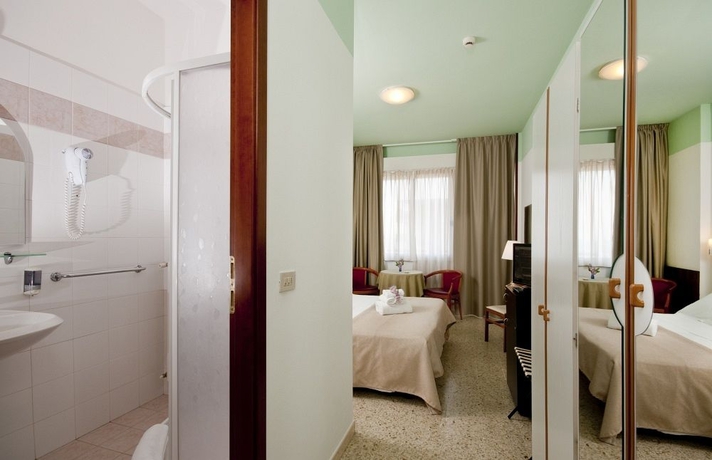 Imagen de los interiores del Hotel La Perla, Rimini. Foto 15