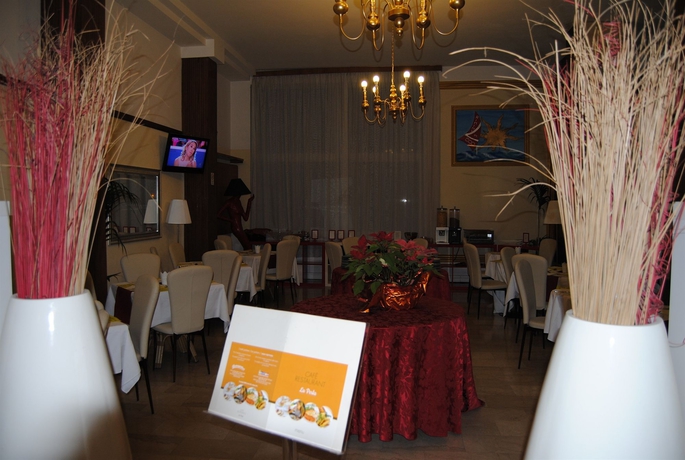 Imagen del bar/restaurante del Hotel La Perla, Rimini. Foto 2