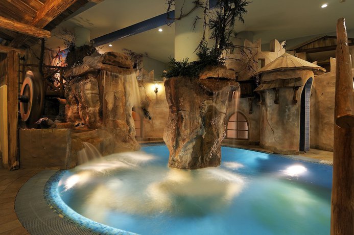 Imagen de la piscina del Hotel La Perla Wellness And Beauty. Foto 17