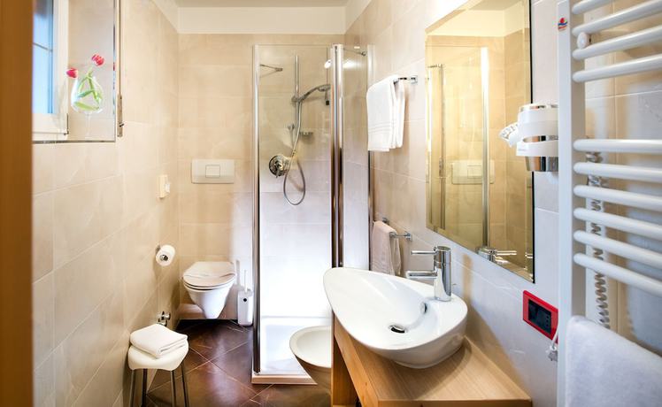 Imagen de la habitación del Hotel La Perla Wellness And Beauty. Foto 3
