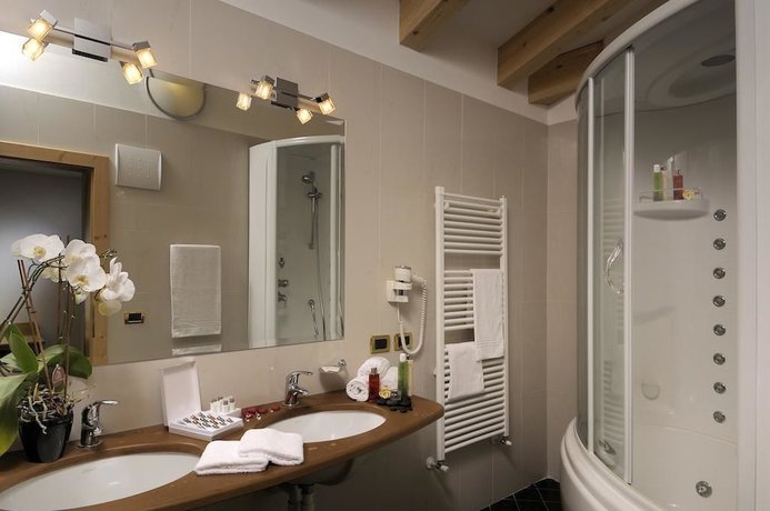 Imagen de la habitación del Hotel La Perla Wellness And Beauty. Foto 9
