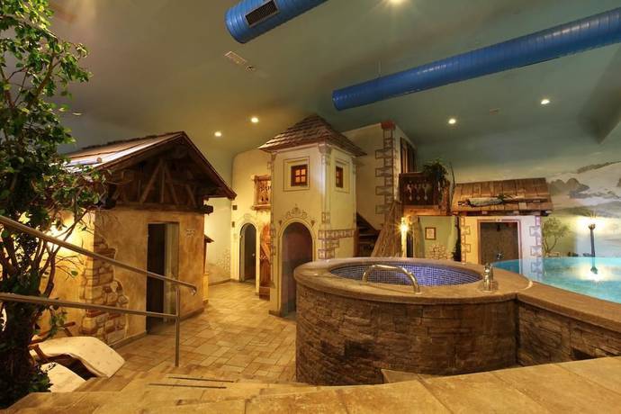 Imagen de la piscina del Hotel La Perla Wellness And Beauty. Foto 19