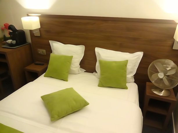 Imagen de la habitación del Hotel La Perle Montparnasse. Foto 11