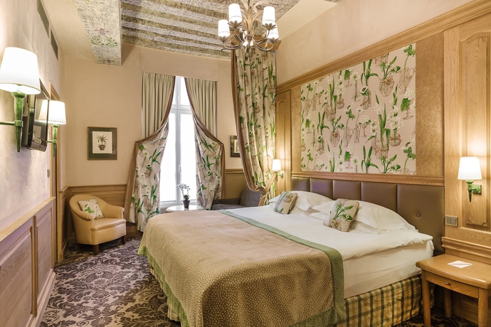 Imagen de la habitación del Hotel La Perle, París. Foto 10