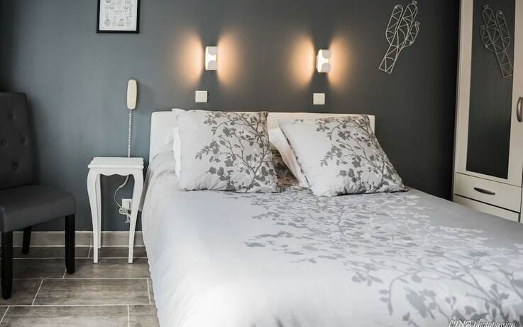 Imagen de la habitación del Hotel La Petite Auberge, FR&Eacute;JUS. Foto 16