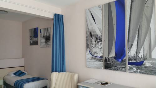 Imagen de la habitación del Hotel La Petite Sir&egrave;ne. Foto 15
