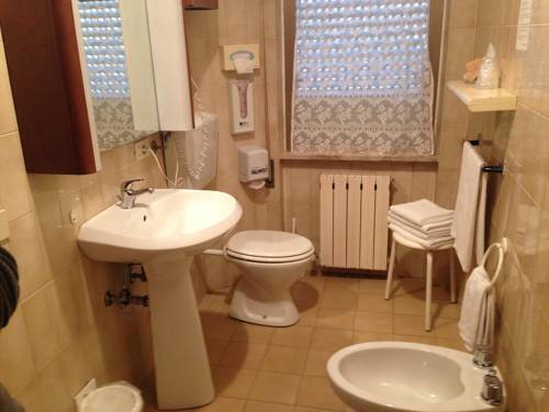 Imagen de la habitación del Hotel La Pineta, Carrara. Foto 5