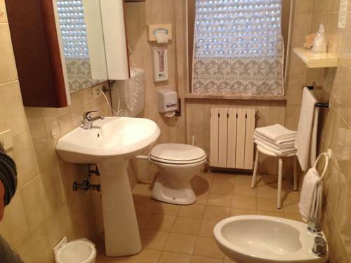 Imagen de la habitación del Hotel La Pineta, Carrara. Foto 6