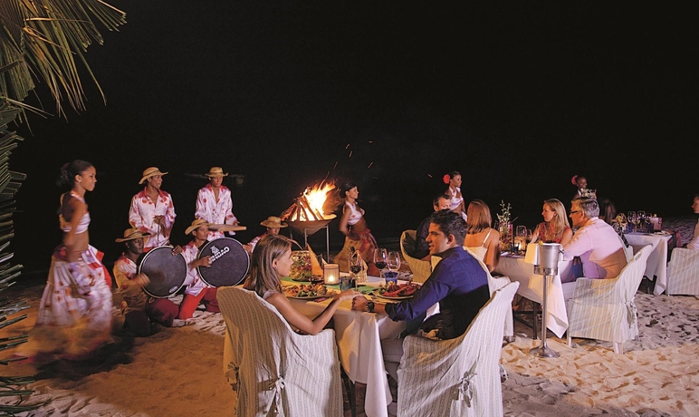 Imagen del bar/restaurante del Hotel La Pirogue Mauritius. Foto 6