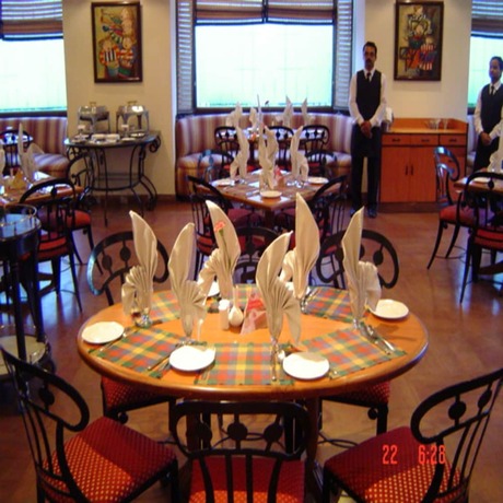 Imagen del bar/restaurante del Hotel La Place Sarovar Portico, Lucknow. Foto 15