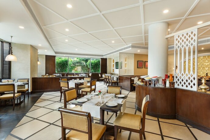 Imagen del bar/restaurante del Hotel La Place Sarovar Portico, Lucknow. Foto 16