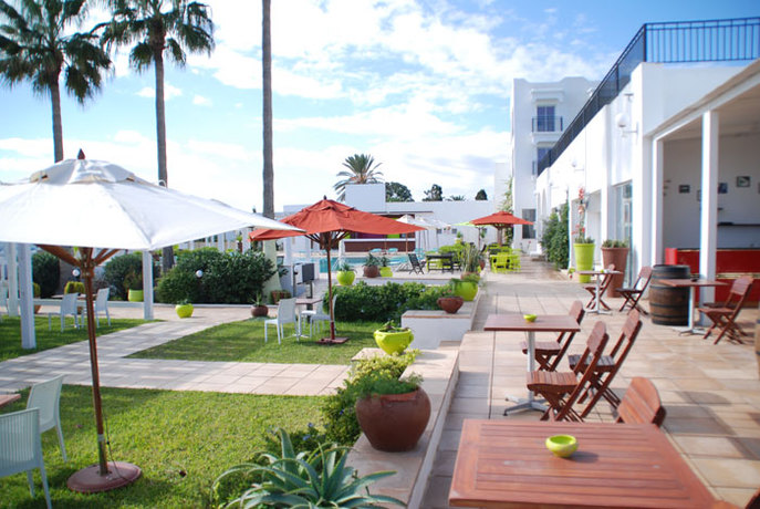 Imagen de los exteriores del Hotel La Playa Club. Foto 3